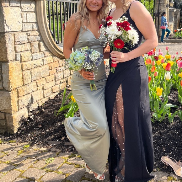 Beginning boutique dress - Picture 2 of 2